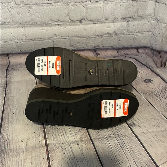 Easy Spirit Taupe and Black Wedge Boots NWOB Sz 6.5 - Picture 7 of 8